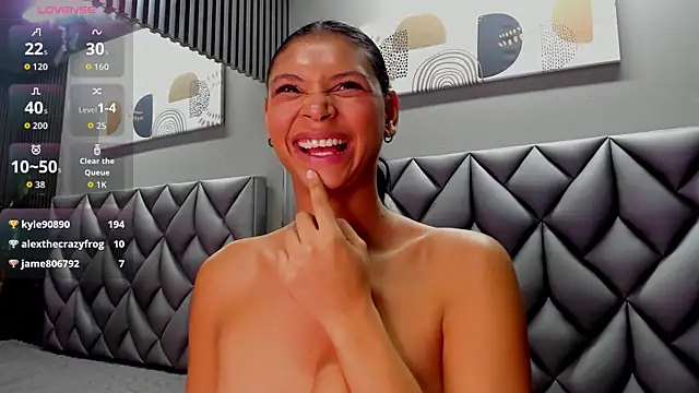 Snapshot of Sensual_Shantal chatting on October 6, 4:52 pm Sensual Shantal online show from October 6, 4:52 pm