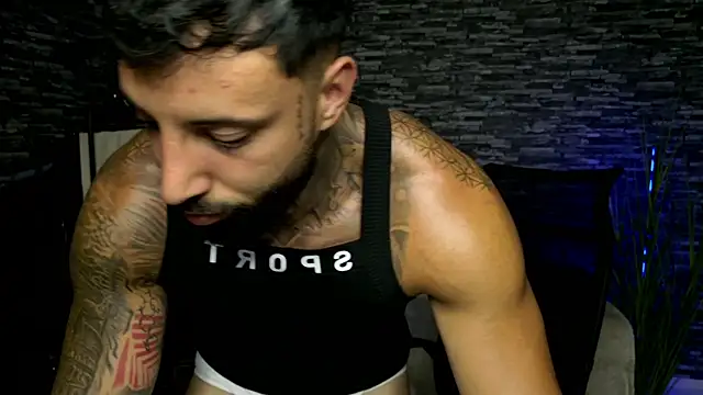 Snapshot of MasculineGuy99 chatting on July 4, 7:18 pm MasculineGuy99 online show from July 4, 7:18 pm