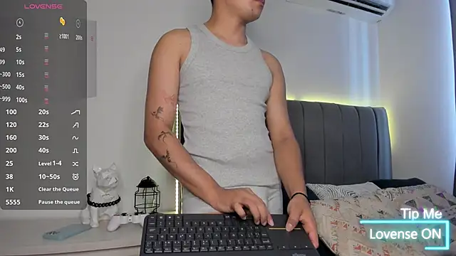 JARETHH online show from October 29, 1:32 pm