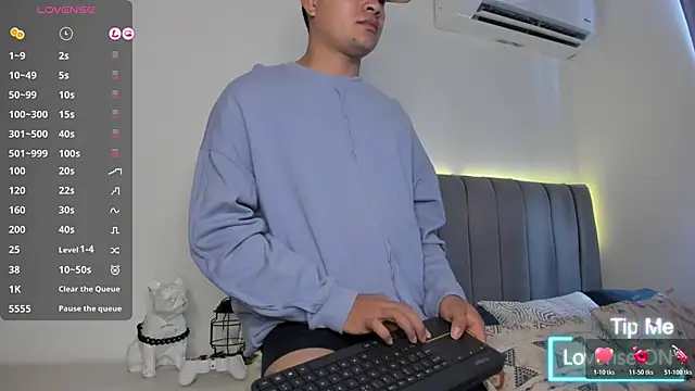 JARETHH online show from October 28, 1:32 pm