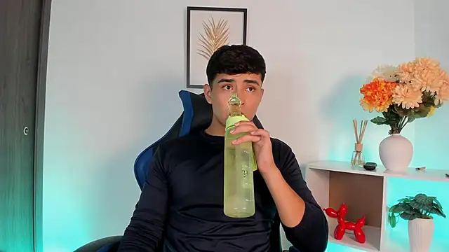Thiago Connor21 online show from May 1, 11:32 pm