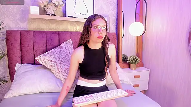 Alaia Johnson online show from October 18, 8:44 pm