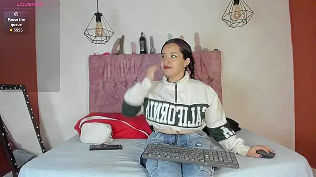 Snapshot of Mia_lopez_1 chatting on November 8, 11:14 am Mia lopez 1 online show from November 8, 11:14 am