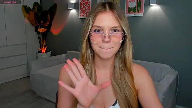 Snapshot of linakorvin chatting on November 9, 1:37 pm linakorvin online show from November 9, 1:37 pm