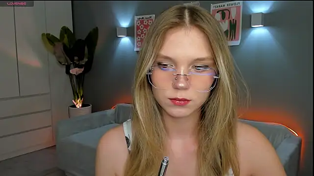 Snapshot of linakorvin chatting on December 4, 1:32 pm linakorvin online show from December 4, 1:32 pm