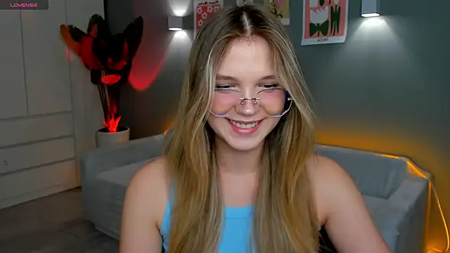 Snapshot of linakorvin chatting on November 5, 1:14 pm linakorvin online show from November 5, 1:14 pm