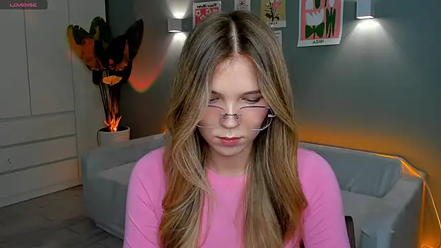 Snapshot of linakorvin chatting on November 4, 1:37 pm linakorvin online show from November 4, 1:37 pm