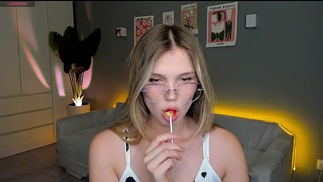 Snapshot of linakorvin chatting on October 22, 1:32 pm linakorvin online show from October 22, 1:32 pm