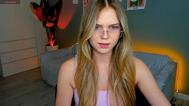 Snapshot of linakorvin chatting on November 8, 1:36 pm linakorvin online show from November 8, 1:36 pm