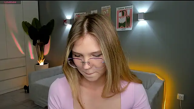 Snapshot of linakorvin chatting on October 18, 1:35 pm linakorvin online show from October 18, 1:35 pm