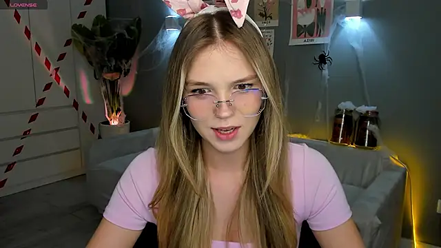 Snapshot of linakorvin chatting on October 30, 1:31 pm linakorvin online show from October 30, 1:31 pm