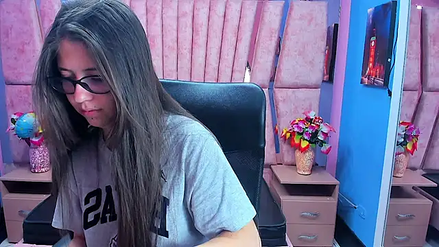 sarah sweett  online show from February 14, 3:01 pm