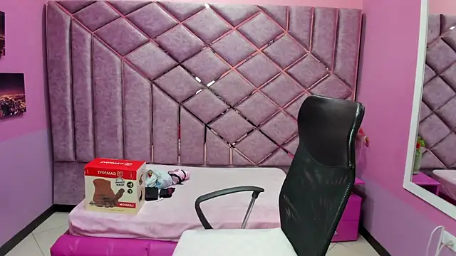 sarah sweett  online show from April 14, 2:55 pm