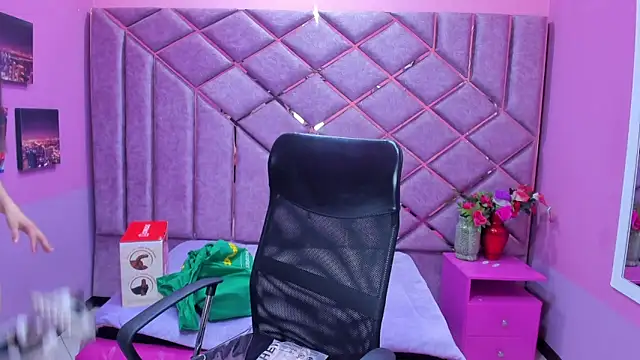 sarah sweett  online show from April 9, 2:56 pm