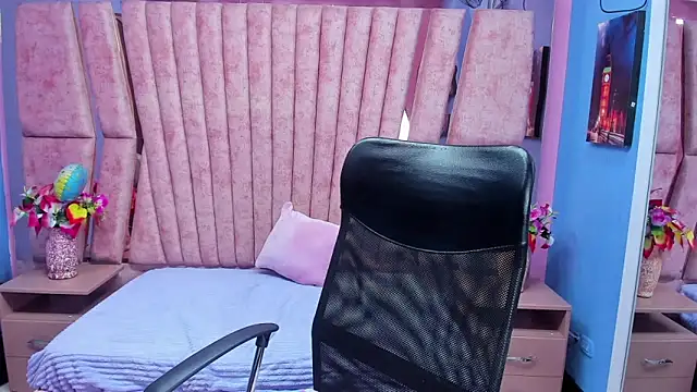 sarah sweett  online show from February 25, 2:39 pm