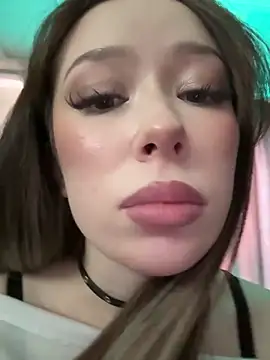 Snapshot of RollDolls chatting on November 9, 7:23 am RollDolls online show from November 9, 7:23 am