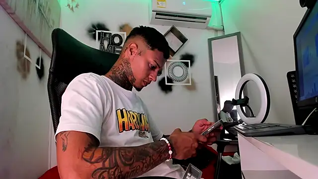 Snapshot of The_boy_dreams1 chatting on October 20, 2:02 am The boy dreams1 online show from October 20, 2:02 am