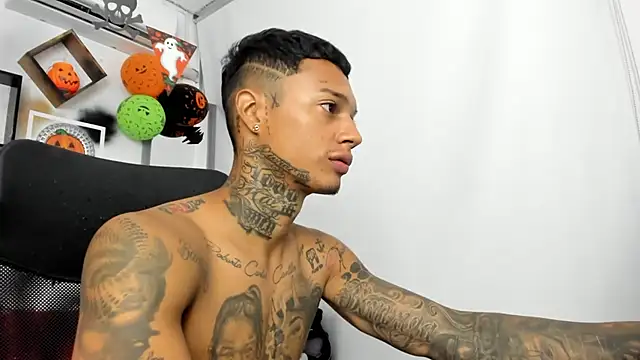 Snapshot of The_boy_dreams1 chatting on October 31, 3:47 am The boy dreams1 online show from October 31, 3:47 am