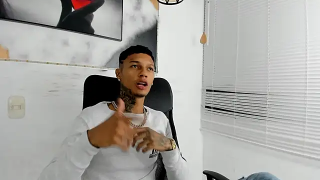 Snapshot of The_boy_dreams1 chatting on December 2, 3:07 am The boy dreams1 online show from December 2, 3:07 am