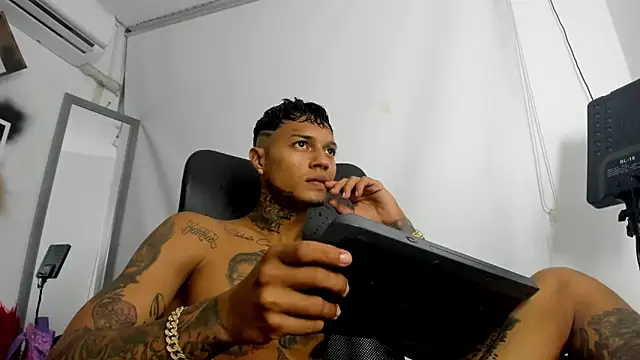 Snapshot of The_boy_dreams1 chatting on December 4, 1:26 am The boy dreams1 online show from December 4, 1:26 am