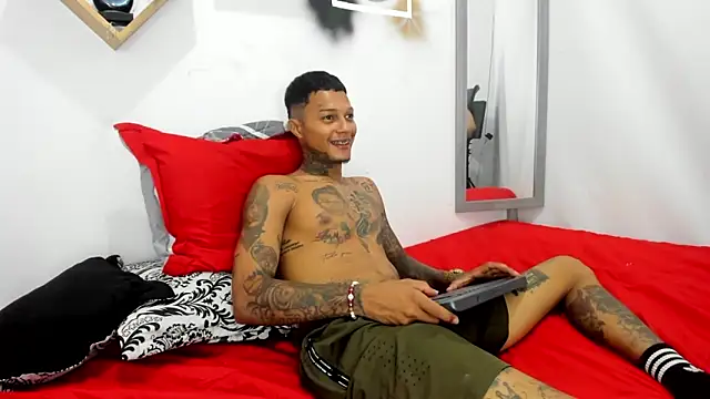 Snapshot of The_boy_dreams1 chatting on October 21, 3:17 am The boy dreams1 online show from October 21, 3:17 am