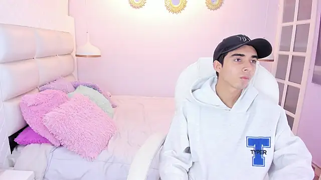 Hottie Guy online show from November 13, 5:50 pm