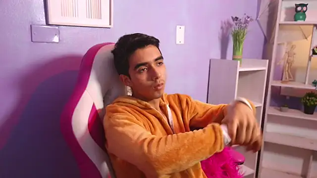 Hottie Guy online show from October 24, 6:18 pm