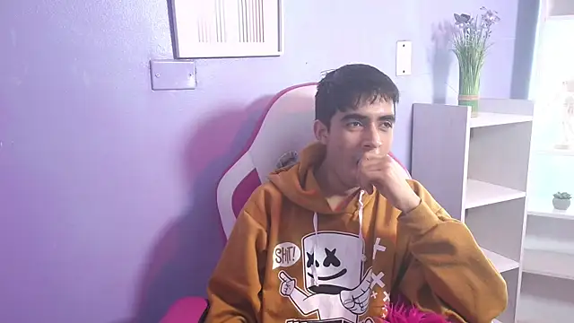 Hottie Guy online show from October 21, 5:45 pm