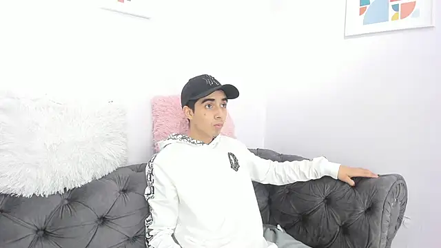 Hottie Guy online show from October 29, 5:45 pm