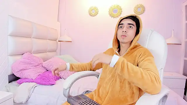 Hottie Guy online show from November 14, 5:49 pm