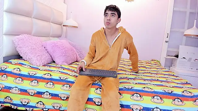 Hottie Guy online show from October 15, 5:54 pm