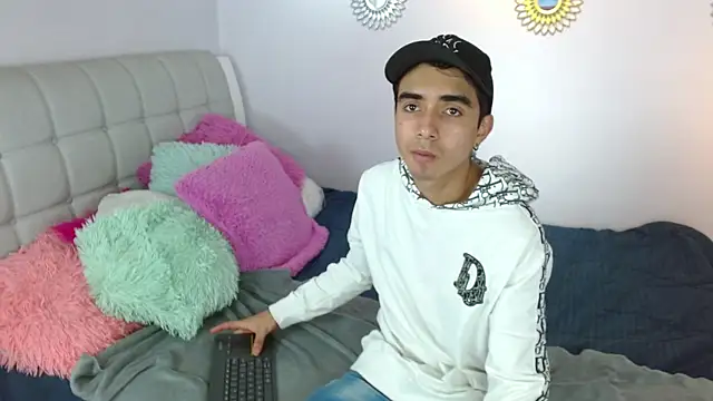 Hottie Guy online show from November 22, 12:15 pm