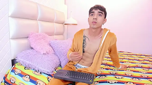 Hottie Guy online show from October 8, 6:19 pm