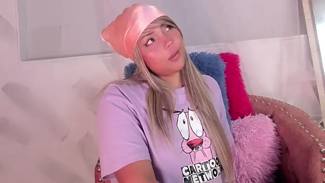 Snapshot of Molly_Logan chatting on November 26, 8:53 pm Molly Logan online show from November 26, 8:53 pm