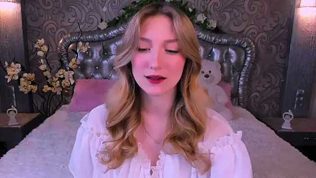 AngelAnabelle online show from March 5, 9:00 pm