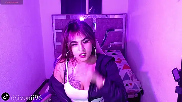 Snapshot of ivoni chatting on November 10, 10:37 pm ivoni online show from November 10, 10:37 pm