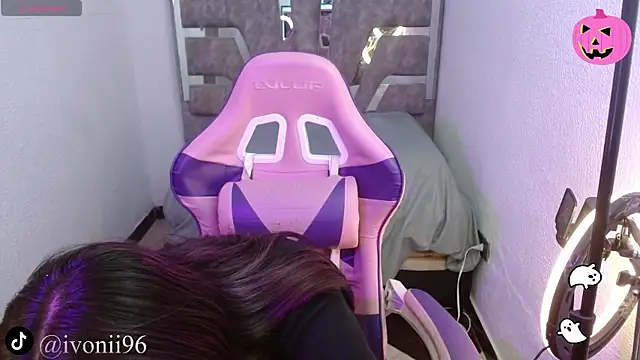 Snapshot of ivoni chatting on October 31, 10:27 pm ivoni online show from October 31, 10:27 pm