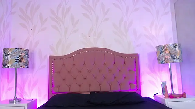 Snapshot of IssisLancaster chatting on October 27, 11:33 am IssisLancaster online show from October 27, 11:33 am