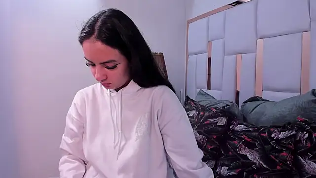 Snapshot of maddie_greyy chatting on November 19, 11:21 am maddie greyy online show from November 19, 11:21 am