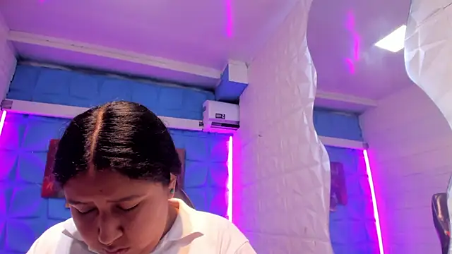 DulcineaSaenz online show from October 18, 8:33 pm