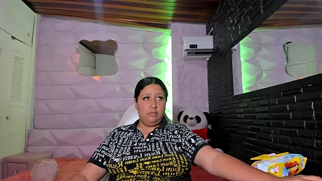 DulcineaSaenz online show from October 4, 5:58 pm