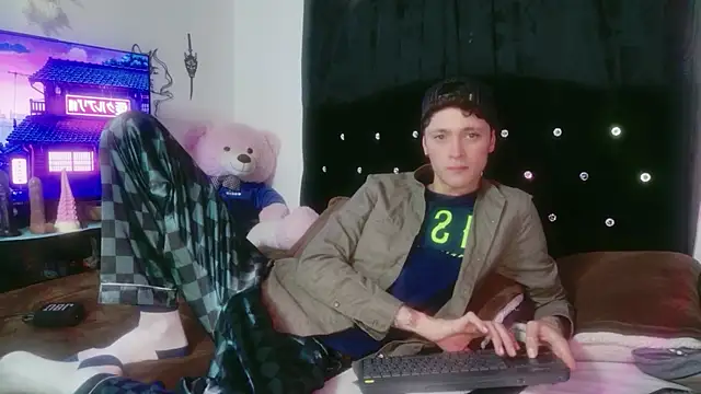 Tyler cat online show from December 3, 3:33 pm