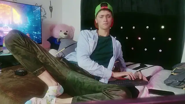 Tyler cat online show from December 1, 1:28 am