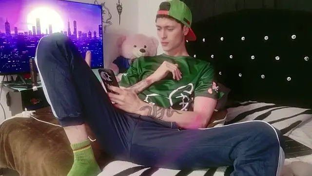 Tyler cat online show from November 30, 2:01 am