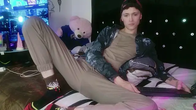 Tyler cat online show from November 24, 11:49 pm