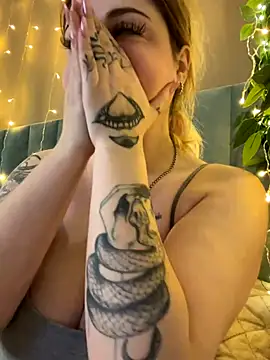 KellyMoors online show from November 17, 1:20 am