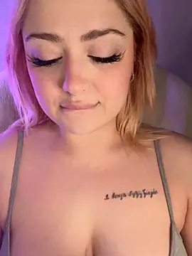 KellyMoors online show from April 7, 1:29 am