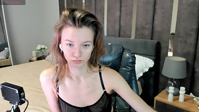 Snapshot of EvaToniz chatting on October 31, 1:02 am EvaToniz online show from October 31, 1:02 am