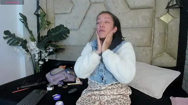 Snapshot of Julieta_Slav3 chatting on May 6, 8:02 pm Julieta Slav3 online show from May 6, 8:02 pm