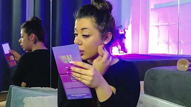 BellaDavey online show from October 9, 7:58 pm